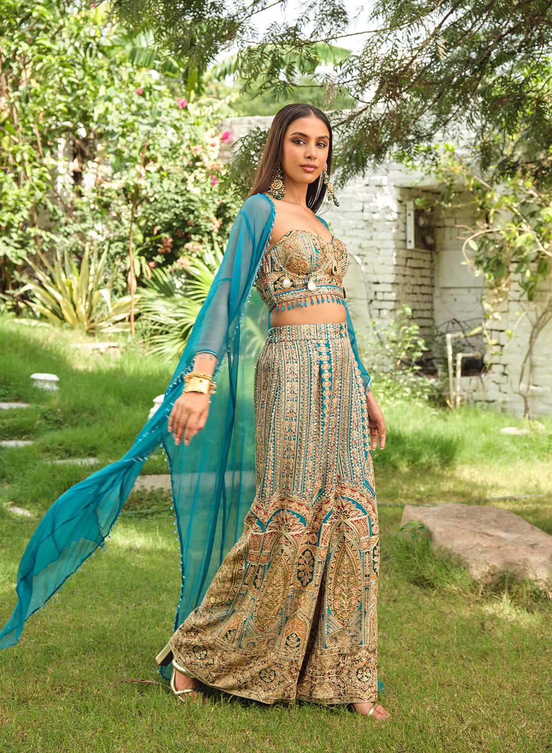Aaira Cape Set