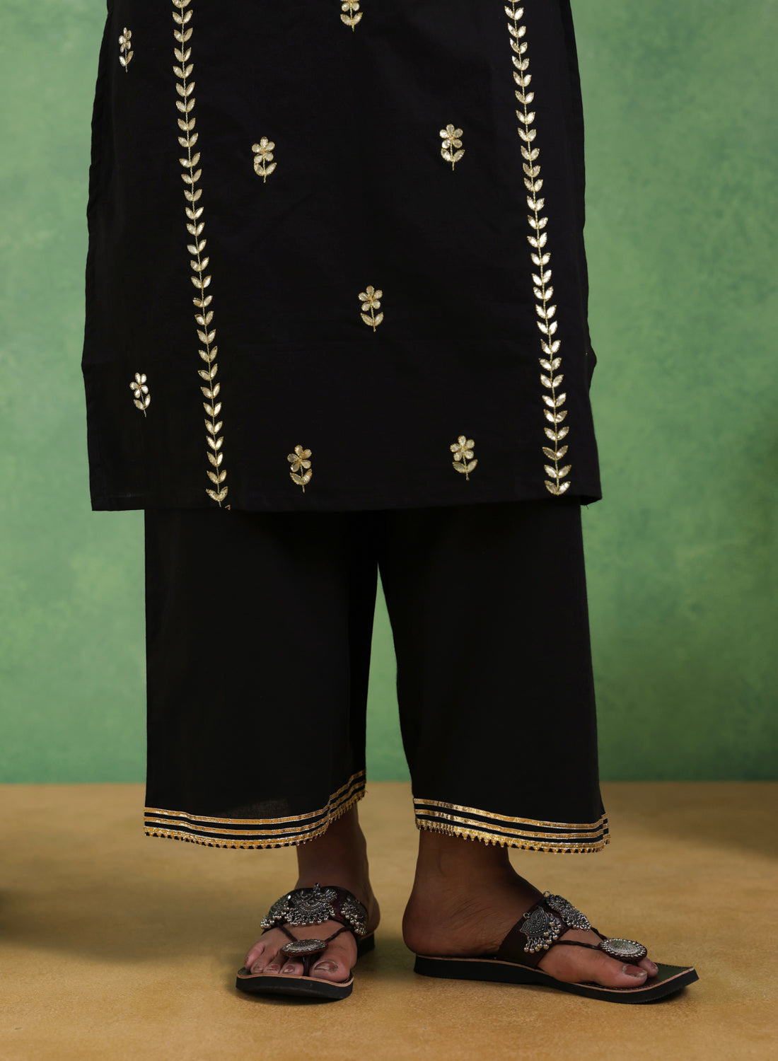 Roohanii Gota Patti Suit Set